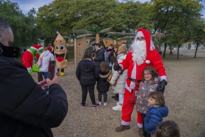 Papá Noel, Mickey y Minnie Mouse i Campi hicieron acto de presencia en el Parque de Nadal de la AV.