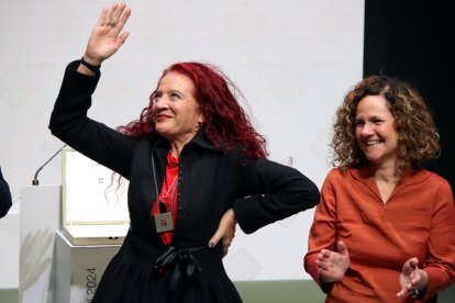 La payasa Pepa Plana recibiendo la distinción.