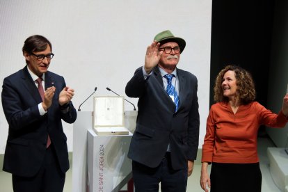 El historiador Eudald Carbonell recibiendo la distinción.