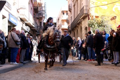 Una genet guia un carro durant el recorregut dels Tres Tombs a Valls