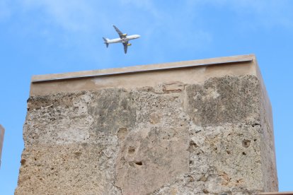 Detalle de una de las almenas de la torre del Pretorio que se ha restaurado, especialmente la parte superior que se ha nivelado
