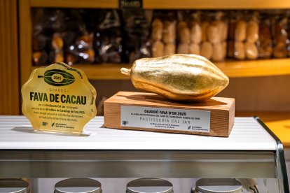 Imatge de la Fava de Cacau i la Fava d'Or que ha rebut la pastisseria Cal Jan.