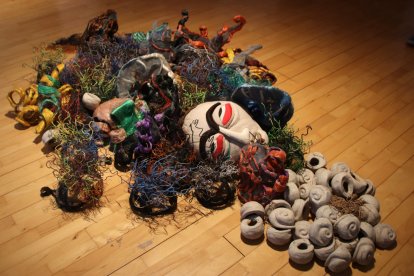 Una de las piezas de la exposición 'Silenci despullat. Una dona una', de Mariaelena Roqué, en el MAMT