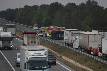El carril en sentido contrario del AP-7 se ha abierto para desalojar los vehículos atrapados al accidente del AP-7 entre la Almendra y Vandellòs i l'Hospitalet de l'Infant.