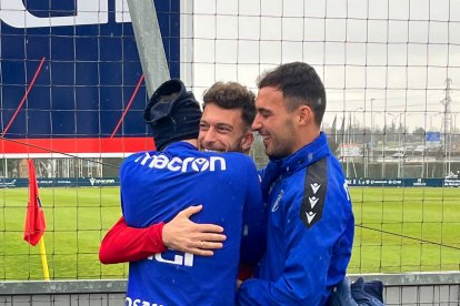 Roberto Torres en el seu reencontre amb excompanys a Tajonar.