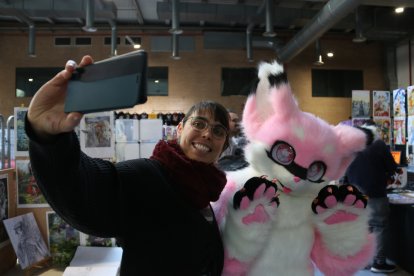 Una chica se fotografía con 'Sakura', el cosplay de la Cristina Porta durante la octava edición del Starraco Unlimited