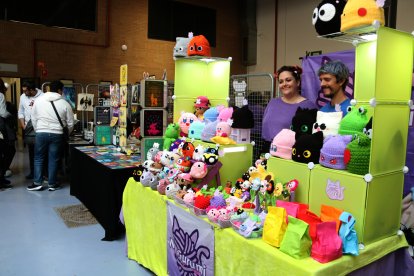 La meitat dels estands professionals de la vuitena Starraco Unlimited són catalans, com és el cas de NyaGurumi, de Coma-ruga