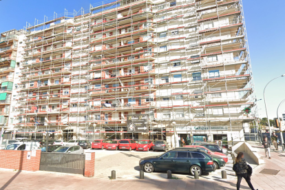 Imagen del edificio con el andamio instalado.