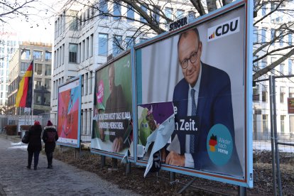 Cartells electorals dels candidats a canceller de la CDU, Friedrich Merz (esquerra), i dels Verds, Robert Habeck (dreta)