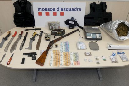 Els Mossos també van localitzar armilles antibales, armes blanques i una escopeta sostreta, entre d'altres objectes.