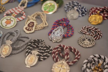 Detall de les medalles de les entitats de Setmana Santa