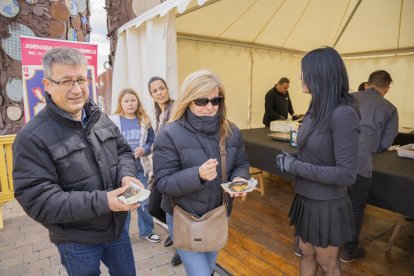 Tast popular de bao de carxofes a Cambrils.