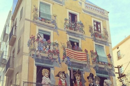 Imagen de la fachada pintada en la plaza de los Sedassos