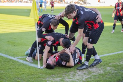 Els jugadors del Reus FC Reddis celebren un gol en el partit contra el Girona B.