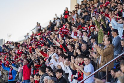 Els aficionats durant la crucial victòria del Reus FC Reddis davant el Girona B.