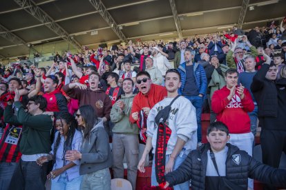 Els aficionats durant la crucial victòria del Reus FC Reddis davant el Girona B.