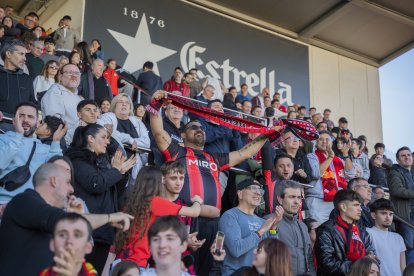 Els aficionats durant la crucial victòria del Reus FC Reddis davant el Girona B.