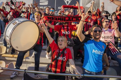 Els aficionats durant la crucial victòria del Reus FC Reddis davant el Girona B.