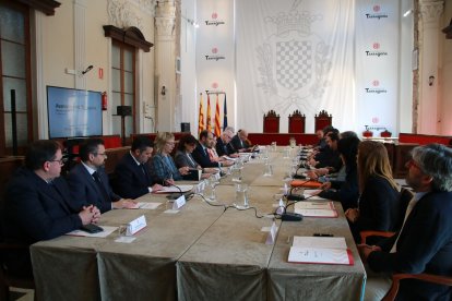 El conseller de la Presidència, Albert Dalmau, i l’alcalde de Tarragona, Rubén Viñuales, acompanyats dels respectius equips, en la reunió de la Comissió Bilateral Generalitat i Ajuntament.