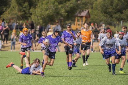 L’equip sub-14 del Club Rugby Tarragona disputant la final de la Segona Categoria de la lliga catalana en el seu camp de l’Anella.