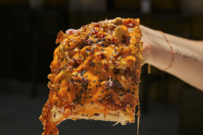 Imagen de la pizza Emmy-B de Michigan Detroit Pizza que ha ganado el Pizza Combado en Tarragona.