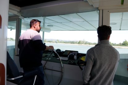 Alfred Rieres, patrón de 'La Perla', en uno de los viajes de la embarcación