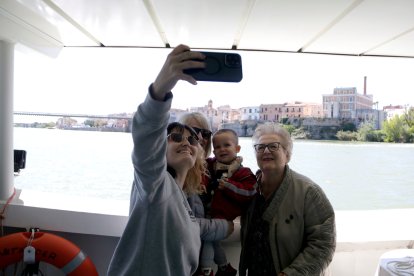 Una familia de Amposta se fotografía en 'La Perla', la embarcación eléctrica que navega por el río Ebro