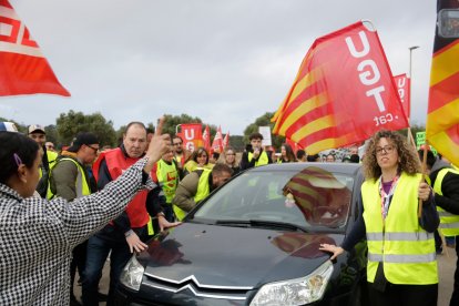 Un vehículo intenta acceder a PortAventura en medio de la protesta de los trabajadores