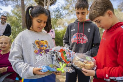 Els fillols de la Mercedes amb les seves mones