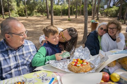 La Mari Carmen i el seu fillol, l'Èric, obrint la mona de Pasqua