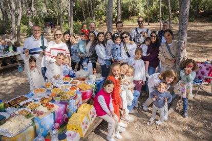 La Beatriz amb el grup d'alumnes, pares i mares de l'escola