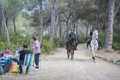 Dos agents de la Guàrdia Urbana de Tarragona a cavall al Pont del Diable