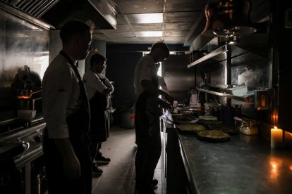 Un restaurant de Centelles cuinant amb espelmes.