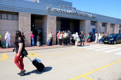 Usuarios delante de la estación de l'Aldea después del paro de los trenes por el apagón eléctrico.