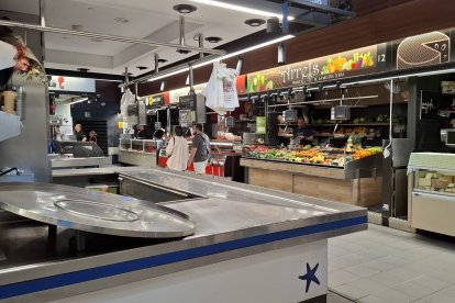 Imagen del Mercat Central de Tarragona con los puestos sin actividad.