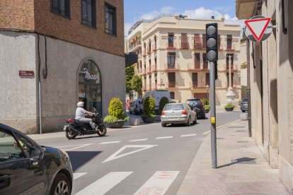 Imagen de un semáforo de Reus apagado.