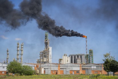 Imagen de las chimeneas del polígono petroquímico quemando producto durante el Gran Apagón de este lunes.