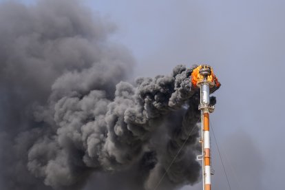 Imagen de las chimeneas del polígono petroquímico quemando producto durante el Gran Apagón de este lunes.