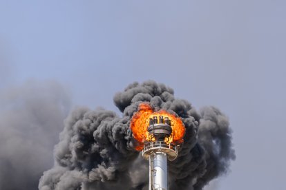 Imagen de las chimeneas del polígono petroquímico quemando producto durante el Gran Apagón de este lunes.