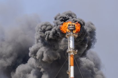 Imagen de las chimeneas del polígono petroquímico quemando producto durante el Gran Apagón de este lunes.