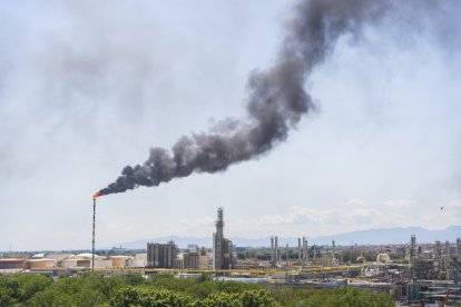 Imagen de las chimeneas del polígono petroquímico quemando producto durante el Gran Apagón de este lunes.