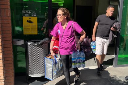 Imagen de gente saliendo después de comprar.