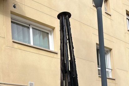 Imatge d'un dels locals afectats per un dels incendis a Cambrils.