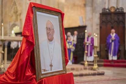 Missa en record del papa Francesc a la Catedral.