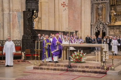 Missa en record del papa Francesc a la Catedral.