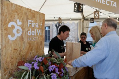 Un grup internacional d'experts en vi compra tiquets a la 30a Fira del Vi de Falset