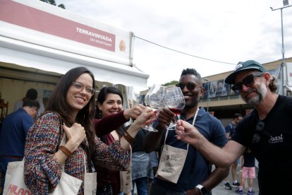 Un grup d'amics brinda a la 30a Fira del Vi de Falset
