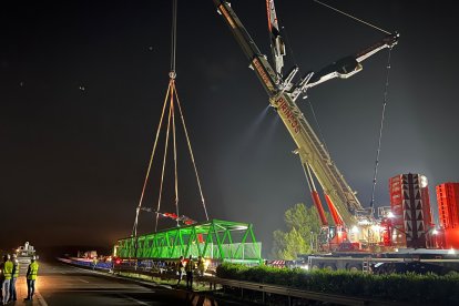 Instalación del nuevo puente metálico de la vía verde de la Vale de Zafan en Amposta, que cruza el AP-7 y la C-12