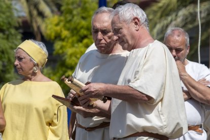 Dos personas vestidas de banqueros de la época