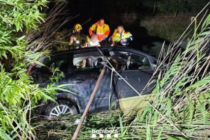 Imagen del vehículo volcado en la C-12.